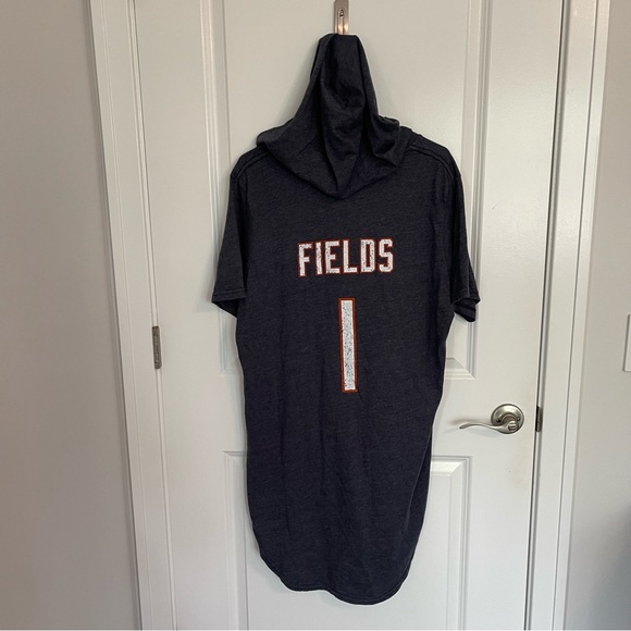 Men's Chicago Bears Justin Fields Name & Number Slim Fit Hoodie T-Shirt - Picture 6 of 10